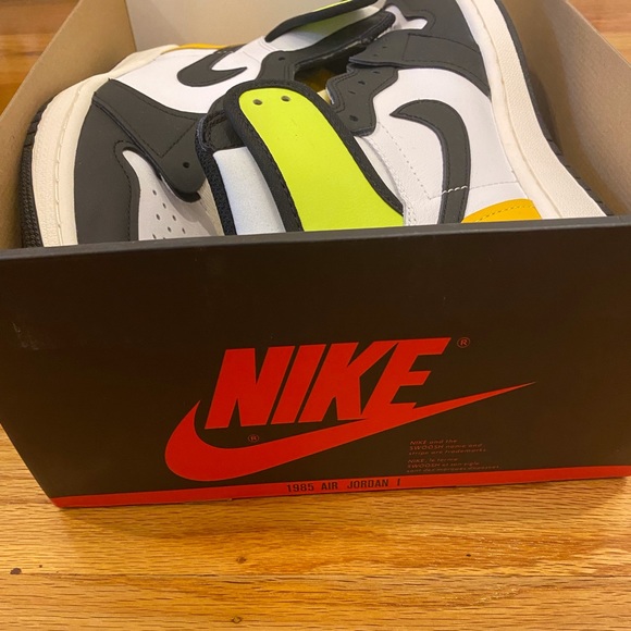 Jordan 1 Volt Gold Deadstock